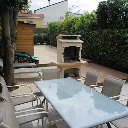 Holiday home Maison De Charme Avec Jardin A 10mn De Paris